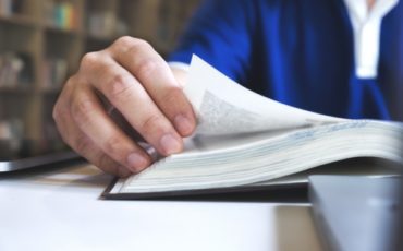 l-39-homme-lisant-un-livre-education-universitaire-apprentissage-et-concept-d-39-examen_1421-37 l-39-homme-lisant-un-livre-education-universitaire-apprentissage-et-concept-d-39-examen_1421-37