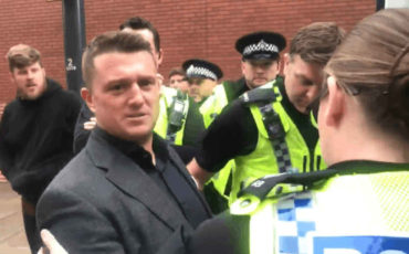 tommy-robinson-arrested Arrestation de Tommy Robinson alors qu'il diffusait en direct la sortie du tribunal lors du procès du gang des violeurs