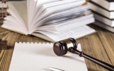 justice-droit-auteur-main-11089141 justice-droit-auteur-main-11089141