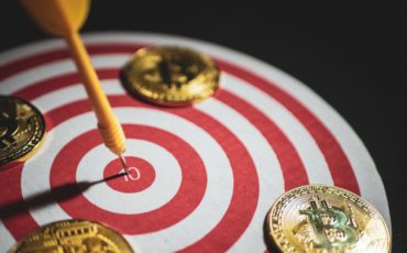 bitcoin avec une fléchette dans une cible