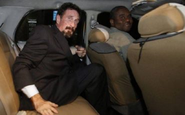 John McAfee dans une voiture