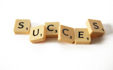 les sécrets du succès Comme arriver à son succès? Il faut des bons contacts et de bonnes occasions. Construire sa vie professionelle, pas si évident que cela. Ce jeu de lettres met en avant l'agilité et l'intélligence. Les deux sont necessaire pour le succès.